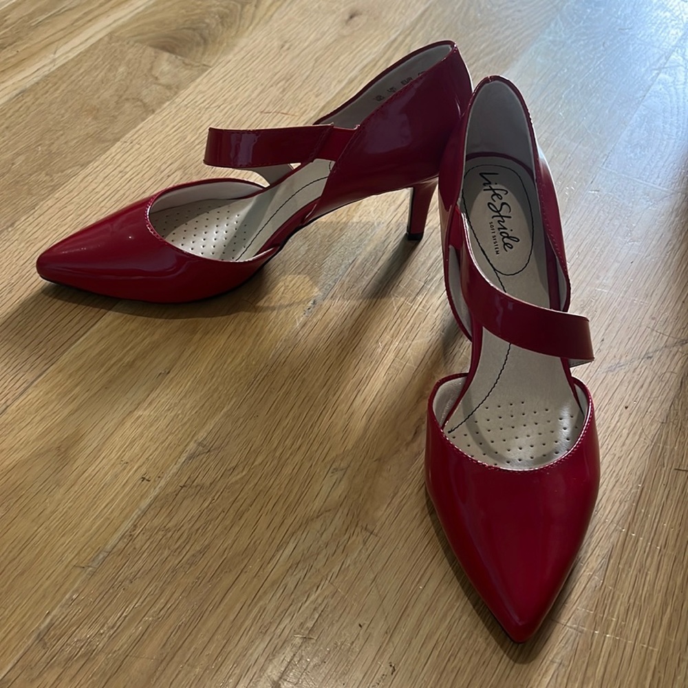 Size 8 Life Stride heels!